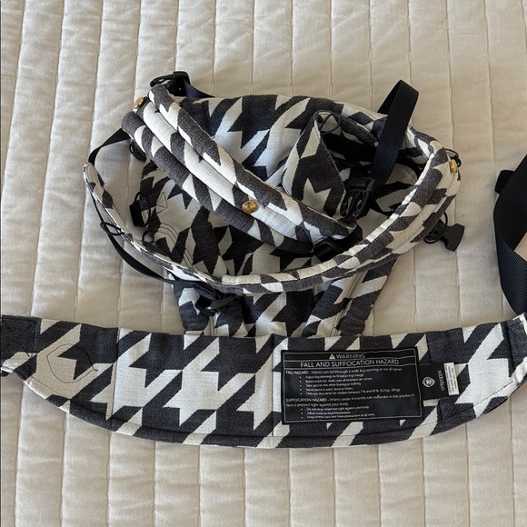 Artipoppe Zeitgeist Stylish Black and White Kids Carrier - Picture 2 of 4